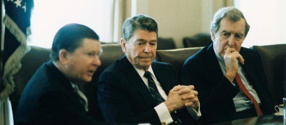 El presidente Ronald Reagan recibe el Informe de la Comisión de la Torre sobre el asunto Irán-Contra en la Sala del Gabinete con John Tower y Edmund Muskie
