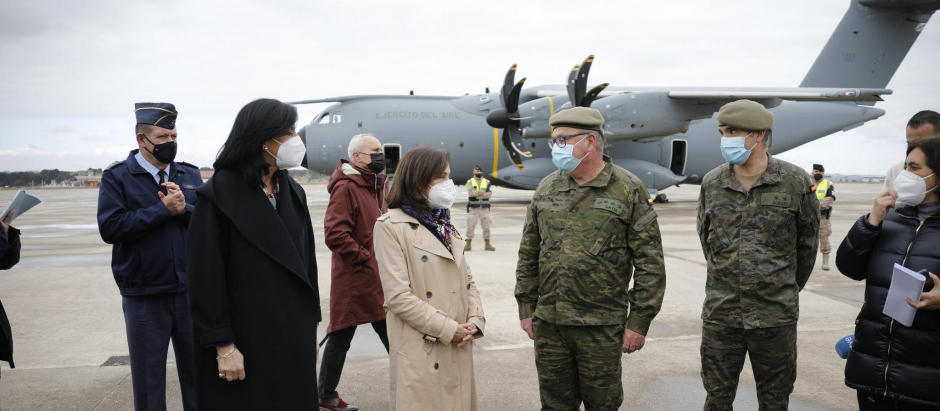 La ministra de Defensa, Margarita Robles (c) asiste a la carga de un avión A400M con material de defensa con destino a Polonia este domingo en la base aérea madrileña de Torrejón de Ardoz