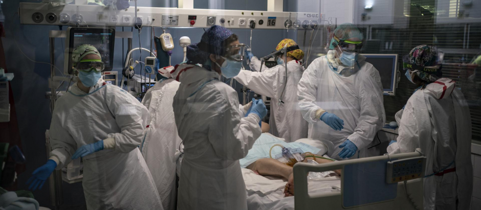Pacientes con covid reciben atención médica en la Unidad de Cuidados Intensivos del Hospital del Mar en Barcelona