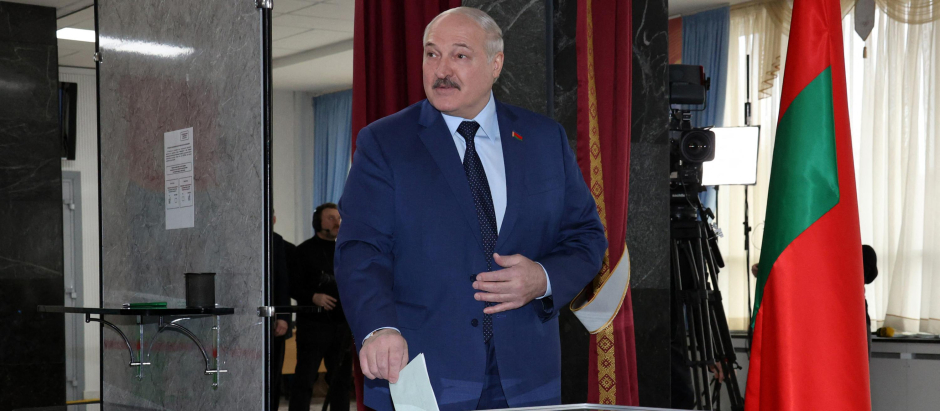 Alexander Lukashenko, emite su voto en el referéndum sobre las enmiendas constitucionales