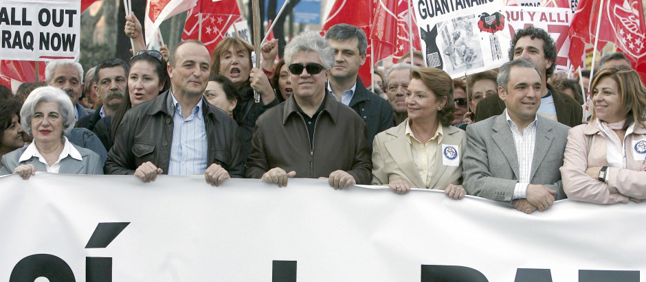 Pedro Almodóvar, Miguel Sebastián, Rafael Simancas y Elena Valenciano en manifestación convocada en la capital bajo el lema "Sí a la paz, fin de la ocupación de Irak"