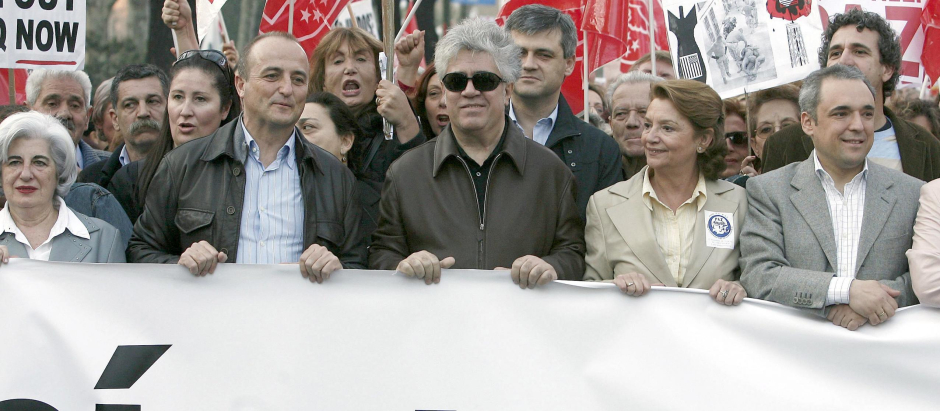 Pedro Almodóvar, Miguel Sebastián, Rafael Simancas y Elena Valenciano en manifestación convocada en la capital bajo el lema "Sí a la paz, fin de la ocupación de Irak"
