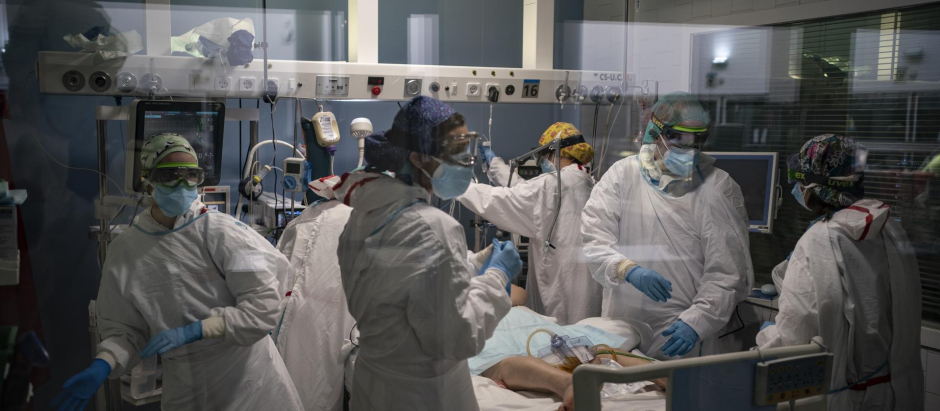 Un paciente de covid recibe tratamiento en la UCI del Hospital del Mar de Barcelona