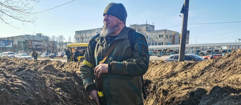 Un vecino de Kiev colabora en tareas de excavación de una trinchera este lunes