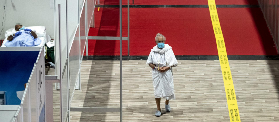 Una mujer pasea por las instalaciones del hospital provisional de Ifema al comienzo de la pandemia, en abril de 2020