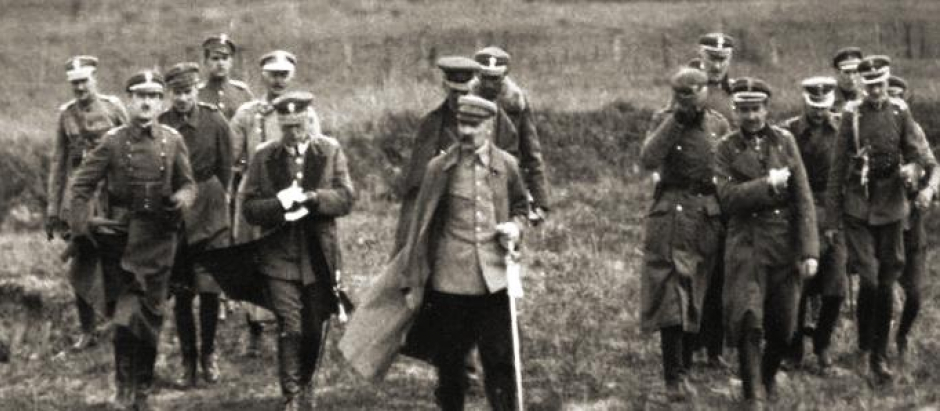 Piłsudski con su personal, primavera de 1920