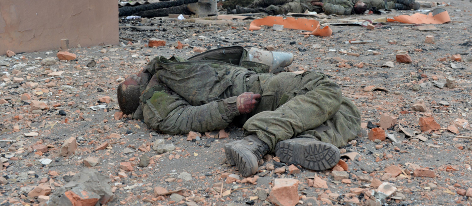 Cuerpo de un soldado ruso abandonados