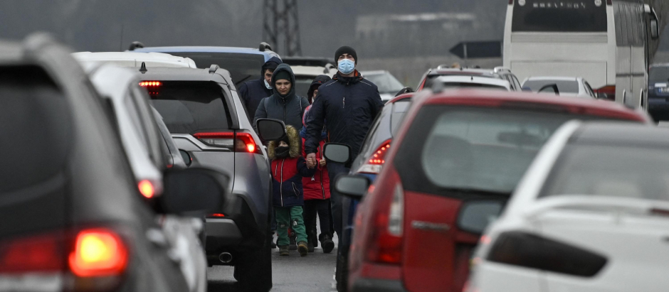 Un grupo de refugiados ucranianos llega por carretera a la frontera con Moldavia, este lunes