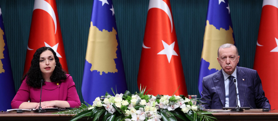 La presidenta de Kosovo,Vjosa Osmani-Sadriu (Iz) y el presidente de Turquía Recep Tayyip Erdogan (D)