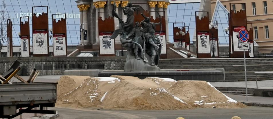 Un camión deposita arena en la céntrica plaza de la Independencia de Kiev, capital de Ucrania, para levantar trincheras