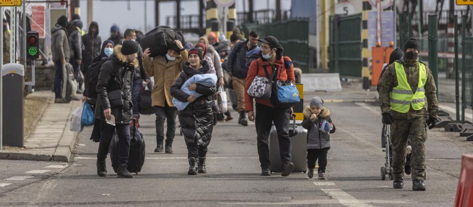 Un grupo de refugiados llega desde Ucrania a Polonia