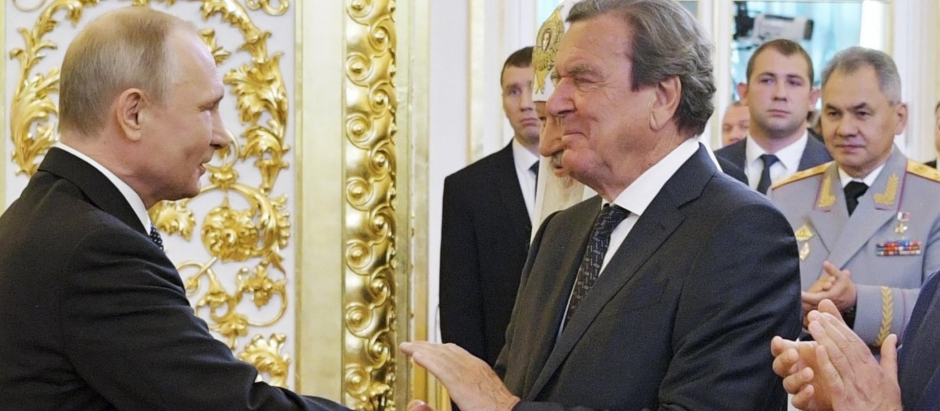 Vladimir Putin y Gerhard Schröeder en el Krémlin en 2018