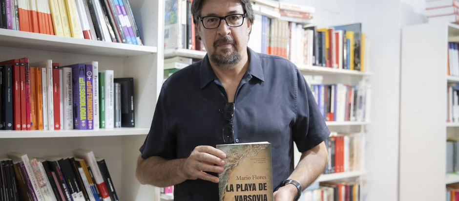 El psicólogo y escritor Mario Flores con su último libro, 'La playa de Varsovia'