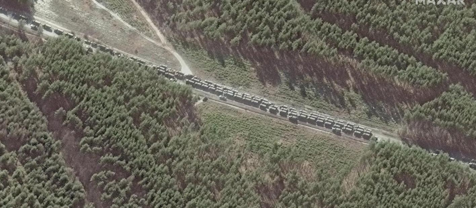 Imágenes satélite del convoy ruso en Ucrania, en terreno embarrado