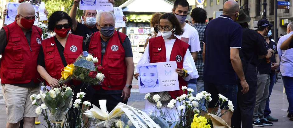 Homenaje floral a las víctimas del atentado de las Ramblas de Barcelona de 2017.