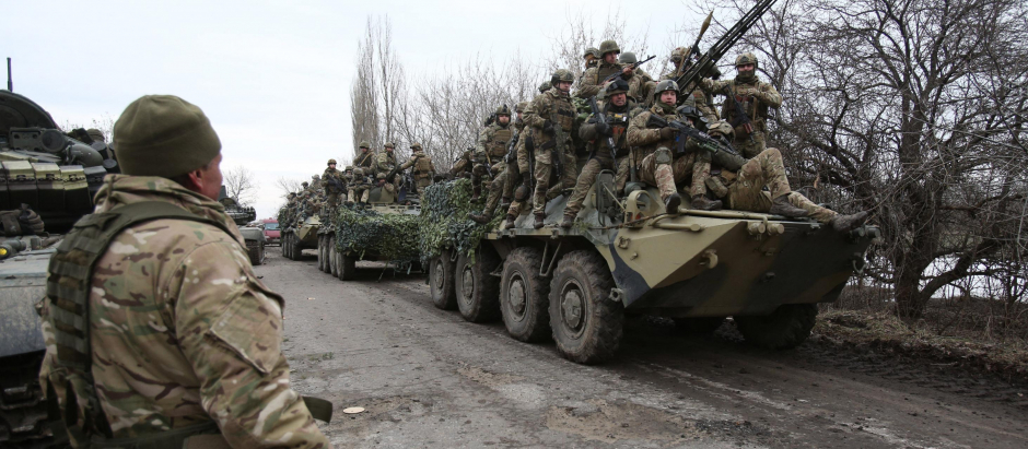 Militares ucranianos se preparan para repeler un ataque de Rusia en la región de Lugansk, el día de la invasión