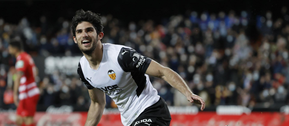 El delantero portugués del Valencia CF Gonçalo Guedes, celebra su gol durante el partido de la jornada 27 de Liga en Primera División