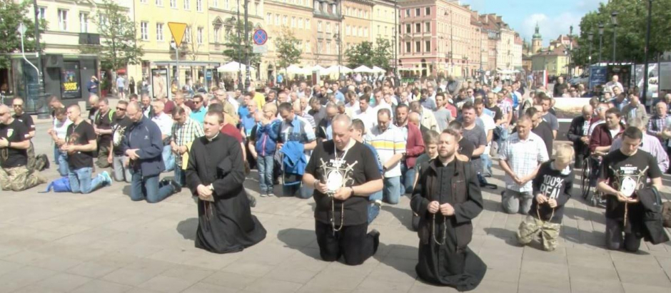Rezo del Rosario por parte de cientos de hombres en las calles de Varsovia, en Polonia