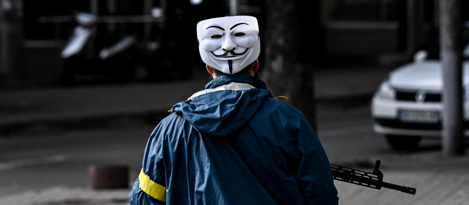 Un miembro de las tropas ucranianas porta una máscara vinculada al colectivo Anonymous en Kiev, el pasado 27 de febrero