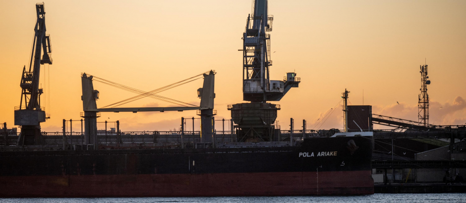 Un buque carguero de propiedad rusa incautado por las aduanas francesas en el puerto de Lorient (Francia), el viernes pasado