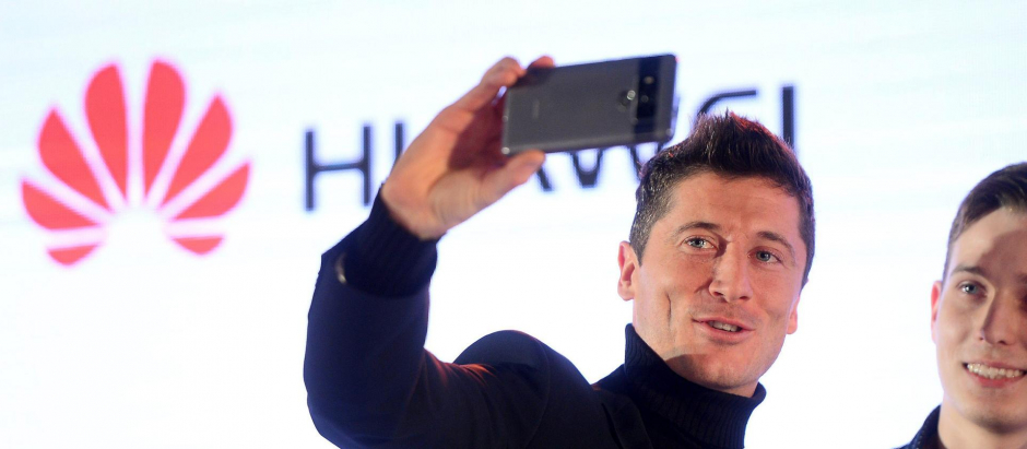 Robert Lewandowski durante una presentación de Huawei en 2017