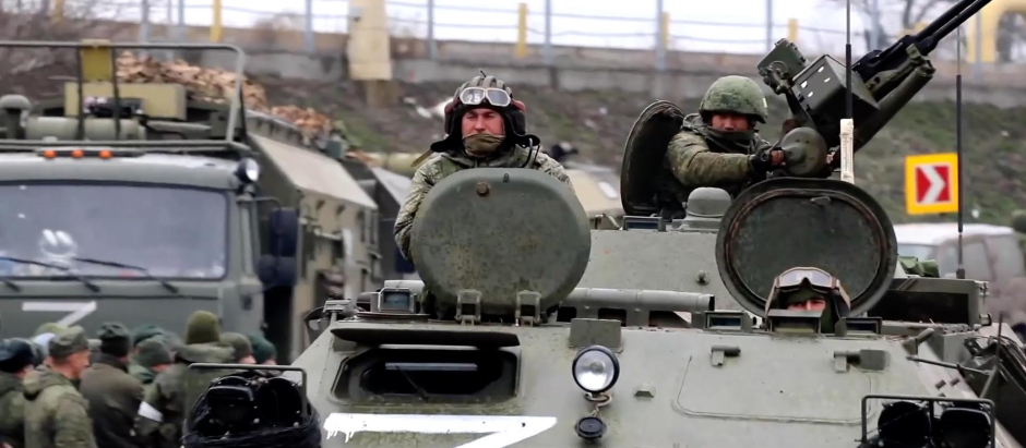 Avance del convoy de vehículos militares del ejército ruso en un lugar desconocido de Ucrania