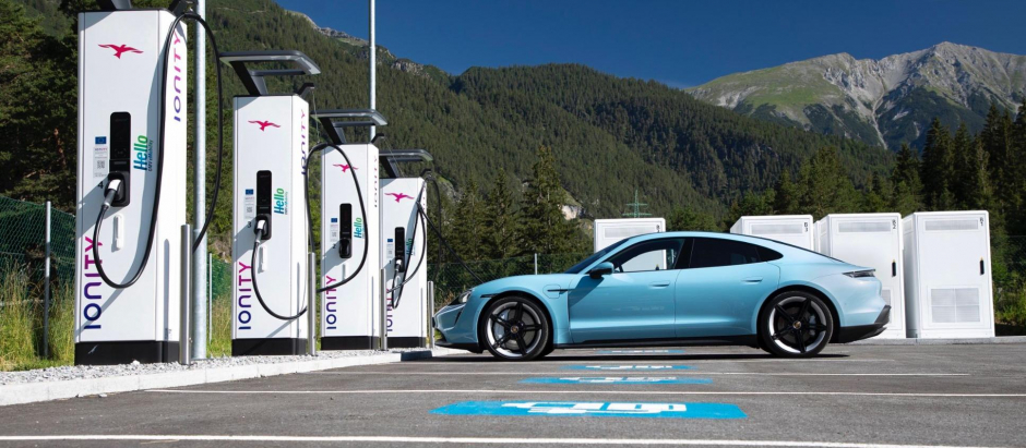 Poste recarga Ionity para coches eléctricos