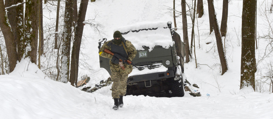Un efectivo del Ejército ucraniano pasa al lado de unos vehículos rusos destruidos, este lunes