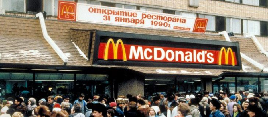 Inauguración del primer Mcdonald's en la plaza Pushkin de Moscú