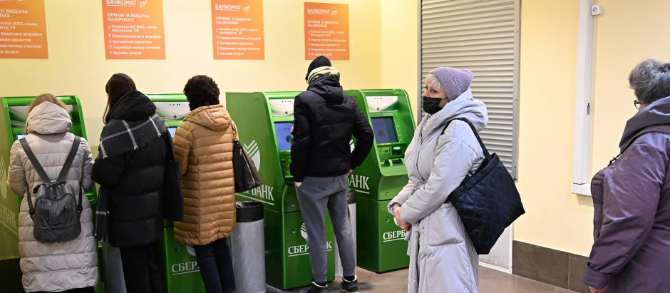 Varias personas hacen cola en cajeros automáticos de Sberbank, la semana pasada, en Moscú