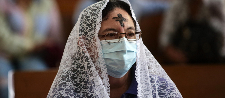 Una feligresa asiste a una misa de celebración del Miércoles de Ceniza en la Catedral Metropolitana de Managua, el pasado 2 de marzo