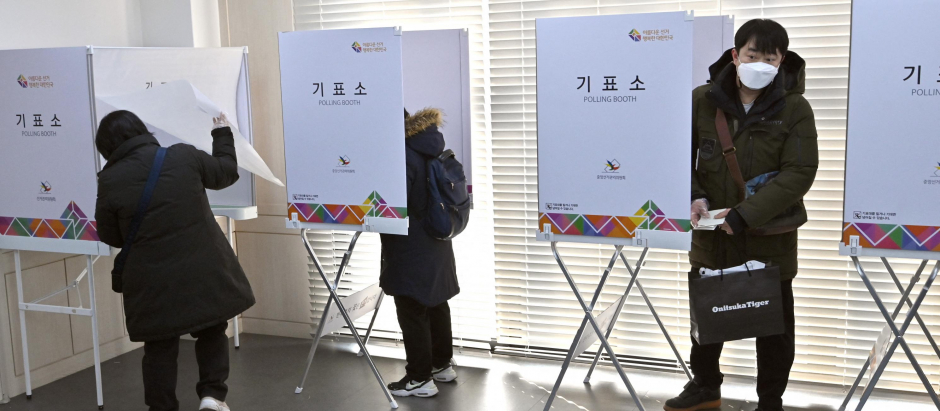 Ciudadanos surcoreanos acudiendo a los centros de votación en Seúl