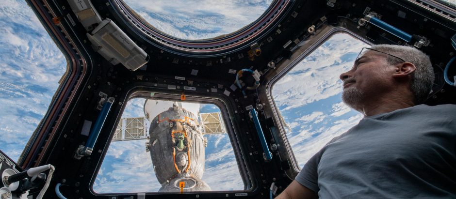El astronauta Mark Vande Hei, a bordo de la Estación Espacial Internacional