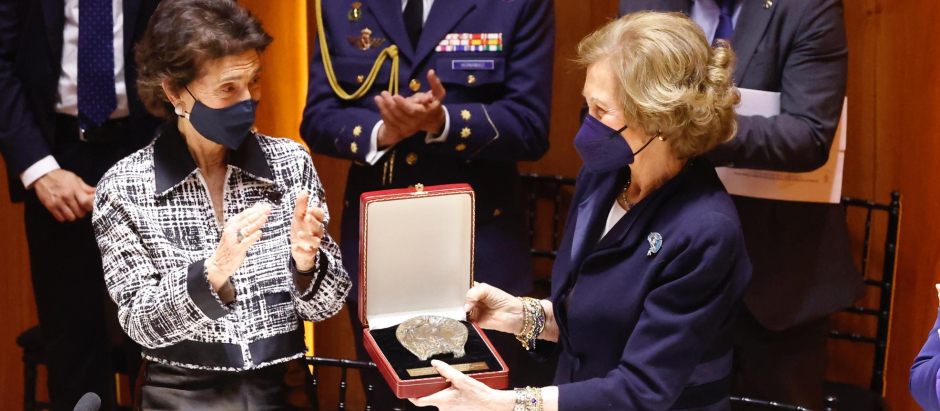 La Reina Sofía recibe de manos de la presidenta de la Escuela Superior de Música Reina Sofía, Paloma O’Shea, la Medalla de Honor