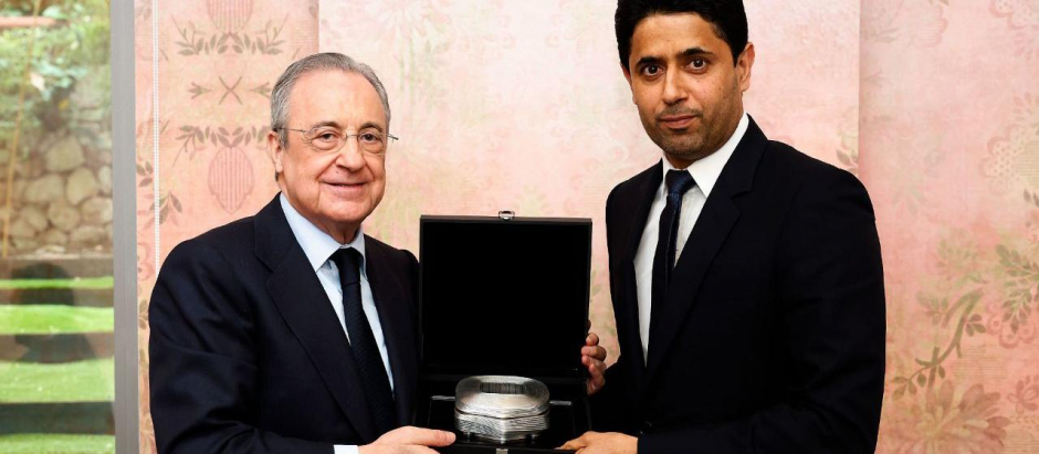 Ambos presidentes posan con una réplica del nuevo Bernabéu