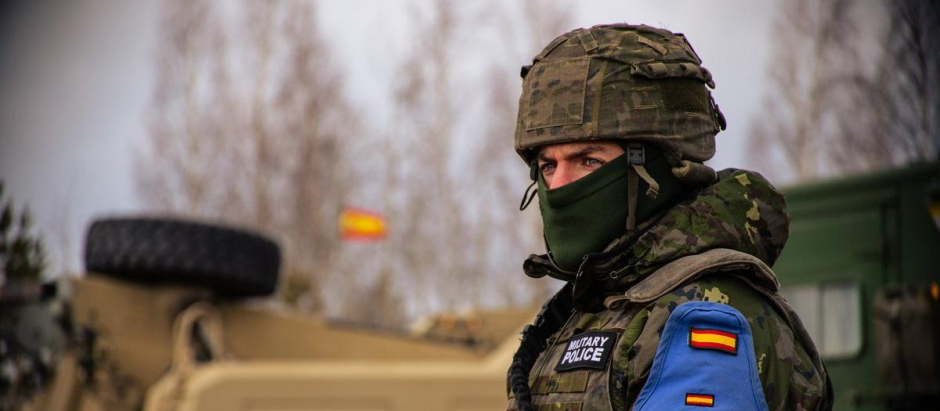 Un soldado español en las maniobras Crystal Arrow en Letonia