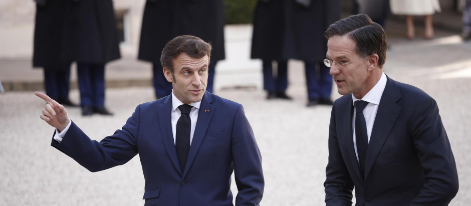 El presidente francés, Emmanuel Macron, junto al primer ministro de Países Bajos, Mark Rutte
