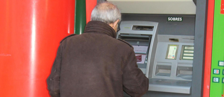 Un usuario utiliza un cajero automático