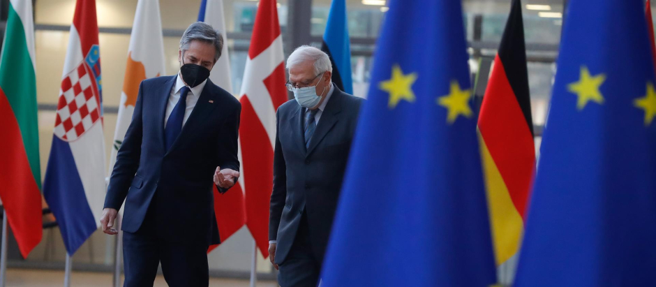 El jefe de la diplomacia europea, Josep Borrell, camina con el secretario de Estado de EE.UU., Antony Blinken