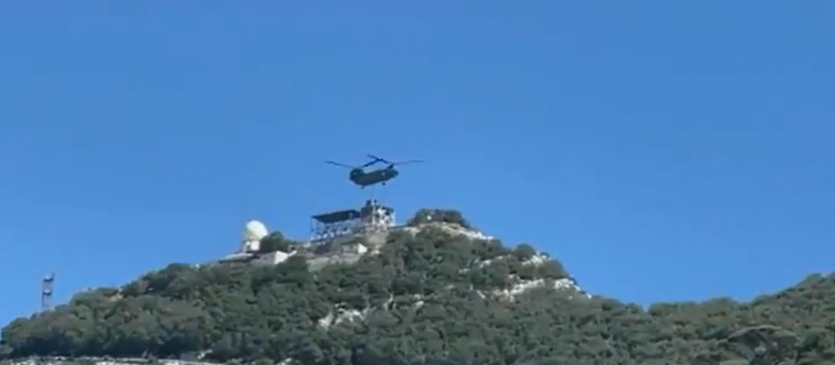 El despliegue del nuevo sistema de radar de Reino Unido en Gibraltar se ha efectuado por medio de un helicóptero, concretamente de un Chinook