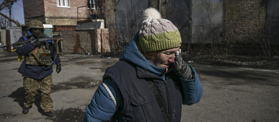Un vecino de Irpin, al norte de Kiev, es evacuado este jueves