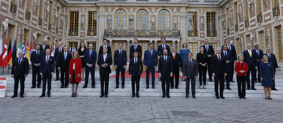 Foto de familia de los líderes europeos en la cumbre de Versalles