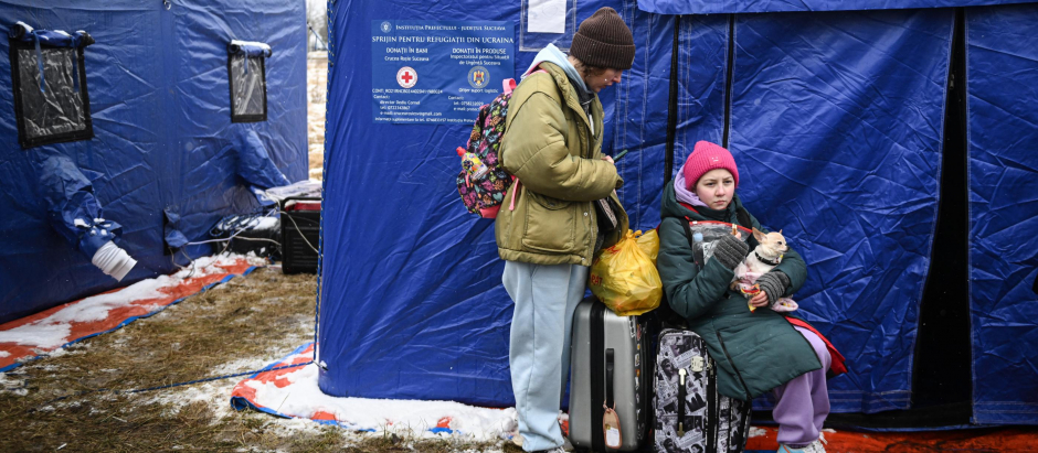 Una madre y un hijo en un campo de refugiados en la frontera entre Ucrania y Rumanía