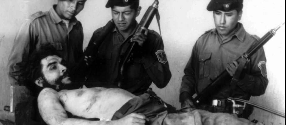 El cuerpo inerte de Ernesto "Che" Guevara tras ser disparado a muerte en Bolivia