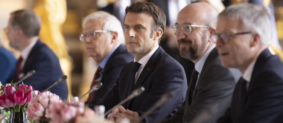 El presidente francés, Emmanuel Macron, flanqueado por Charles Michel y Josep Borrell, este viernes en Versalles (Francia)
