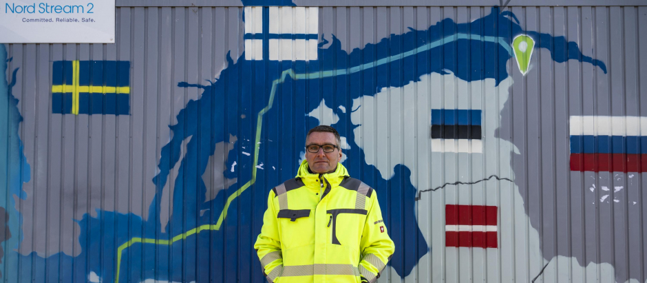 El alcalde de Lubmin (Alemania), frente a un contenedor decorado con un mapa que muestra el gasoducto Nord Stream 2