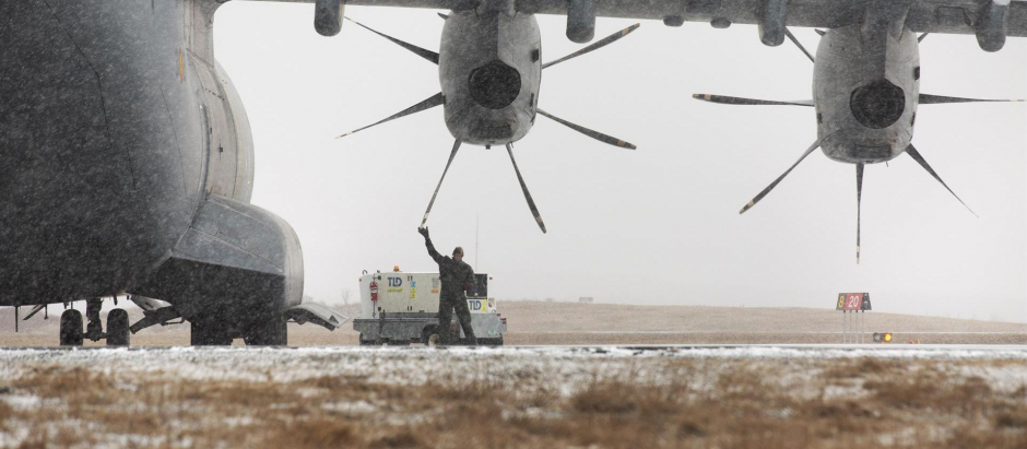 Llegada del avión A-400 del Ejército del Aire en el aeropuerto de San Juan de Terranova, a 20 de febrero de 2022, en Terranova, Canadá (Estados Unidos)