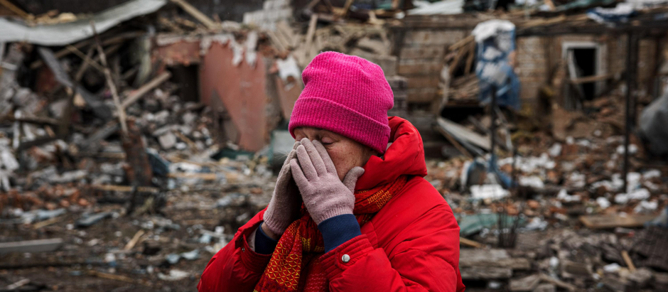 Una mujer se lleva las manos a la cabeza al ver la destrucción provocada por los bombardeos rusos en Irpin