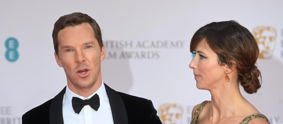 Benedict Cumberbatch  y  Sophie Hunter asisten a la entrega de los premios BAFTA donde se ha impuesto como mejor película El Poder del Perro
