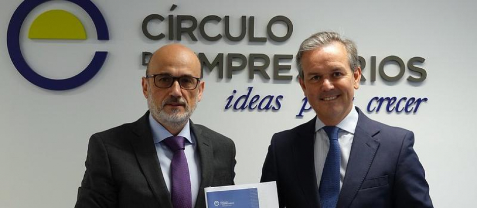 El presidente del Círculo, Manuel Pérez-Sala (izda.), con Alberto García Varela, presidente del grupo de trabajo de Fiscalidad.